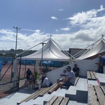 Les tribunes du court central du tournoi international de tennis féminin de Petit-Bourg 2024, le 16 janvier en Guadeloupe