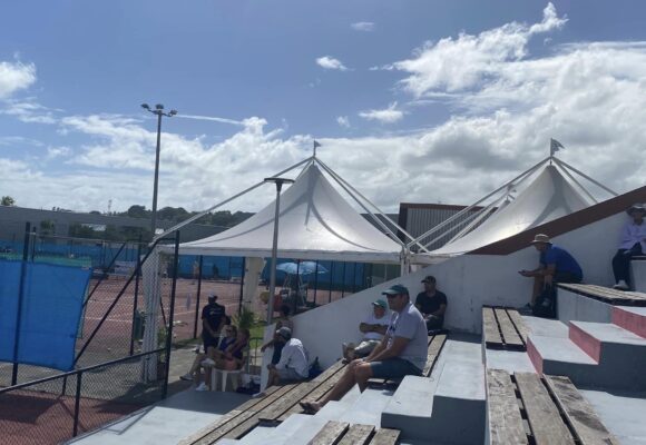 Les tribunes du court central du tournoi international de tennis féminin de Petit-Bourg 2024, le 16 janvier en Guadeloupe