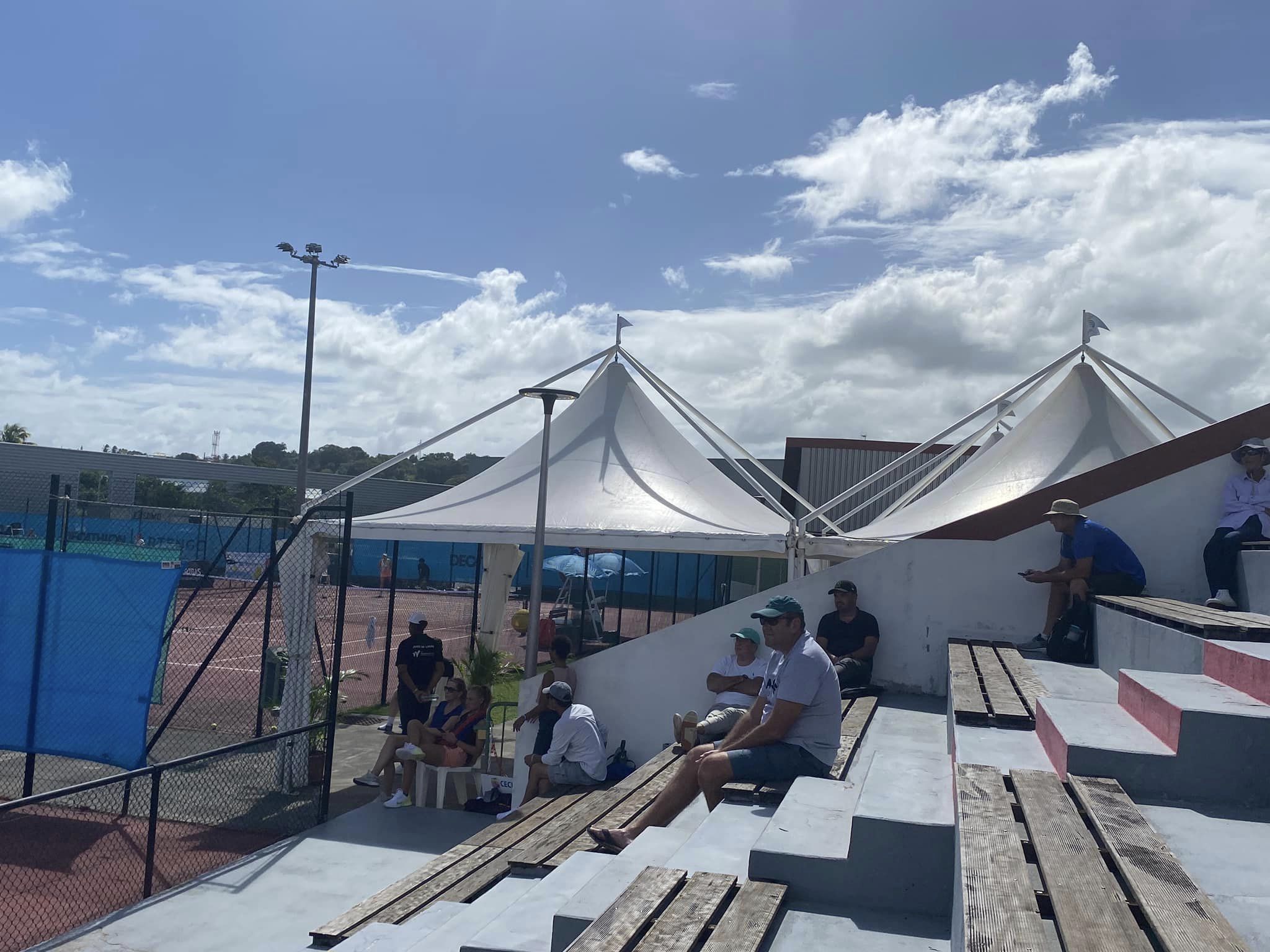 Les tribunes du court central du tournoi international de tennis féminin de Petit-Bourg 2024, le 16 janvier en Guadeloupe