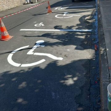 Ce lundi 8 janvier, la commune du Gosier annonce la finalisation de deux emplacements réservés aux personnes à mobilité réduite sur le boulevard Amédée Clara. Photo : Facebook Ici le Gosier