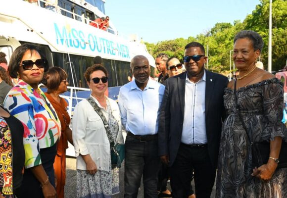 de d. à g. : Rolande Nadille-Vala maire de Terre-de-Bas, Guy Losbar président du Département, Jean-Claude Gbenou médecin généraliste, Brigitte Scherb, responsable à l'Agence régionale de santé pour l'organisation des structures de santé, Solanges Nadille sénatrice de Guadeloupe, le 3 février au débarcadère de Terre-de-Bas à l’occasion de l’inauguration du cabinet médical de la commune.