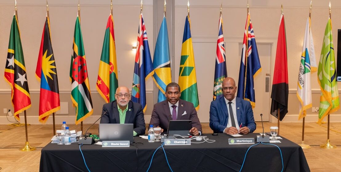 Serge Letchimy (à droite), président de la collectivité territoriale de Martinique est venu à la 74ème session de l'autorité de l'Organisation des États de la Caraïbe orientale (OECO), rassemblant les chefs d'État, de gouvernement des états et territoires insulaires membres. Photo : OECS