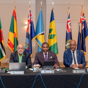 Serge Letchimy (à droite), président de la collectivité territoriale de Martinique est venu à la 74ème session de l'autorité de l'Organisation des États de la Caraïbe orientale (OECO), rassemblant les chefs d'État, de gouvernement des états et territoires insulaires membres. Photo : OECS