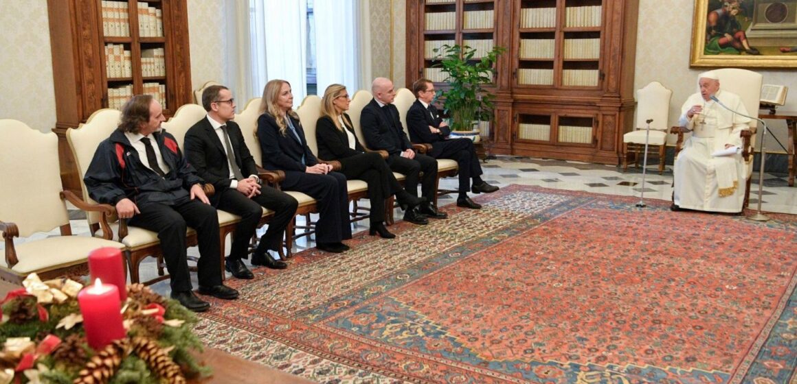 Le Pape et les membres du bureau du Réviseur général, lundi 11 décembre 2023. Photo : Vatican Media