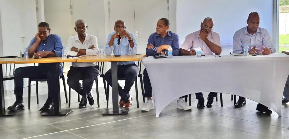 Le 16 février 2024, des producteurs de canne-à-sucre invitent les 4 députés de Guadeloupe et des maires à une réunion publique pour expliquer leur revendication d'augmentation du prix de la tonne de canne. Photo : FB : Christian Baptiste