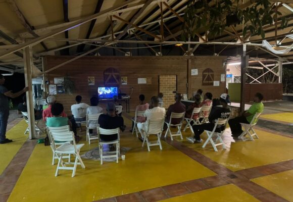 Présentation aux acteurs et partenaires, avant 1ere de la saison 2 des documentaires "Mémoires paysannes de Guadeloupe" dimanche 18 février 2024. Photo : FB TerrEau