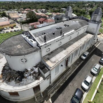 La réparation de la toiture de l’église Sainte Trinité à Lamentin a été lancée le 25 mars. Photo : Ville Lamentin Guadeloupe