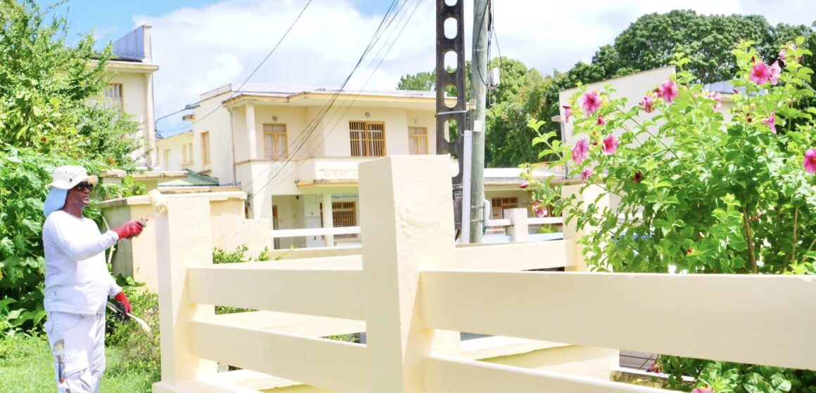 « Lamentin fait peau neuve ! » se réjouit la municipalité ce 25 mars qui annonce 158000€ de travaux de peinture au bourg pour des batîments publicsz et privés. Photo : FB : Ville Lamentin Guadeloupe