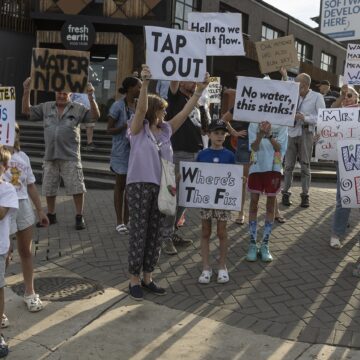 Manifestation contre les coupures d'eau dans le quartier de Blairgowrie, à Johannesburg, le 12 mars 2024 en Afrique du Sud AFP WIKUS DE WET