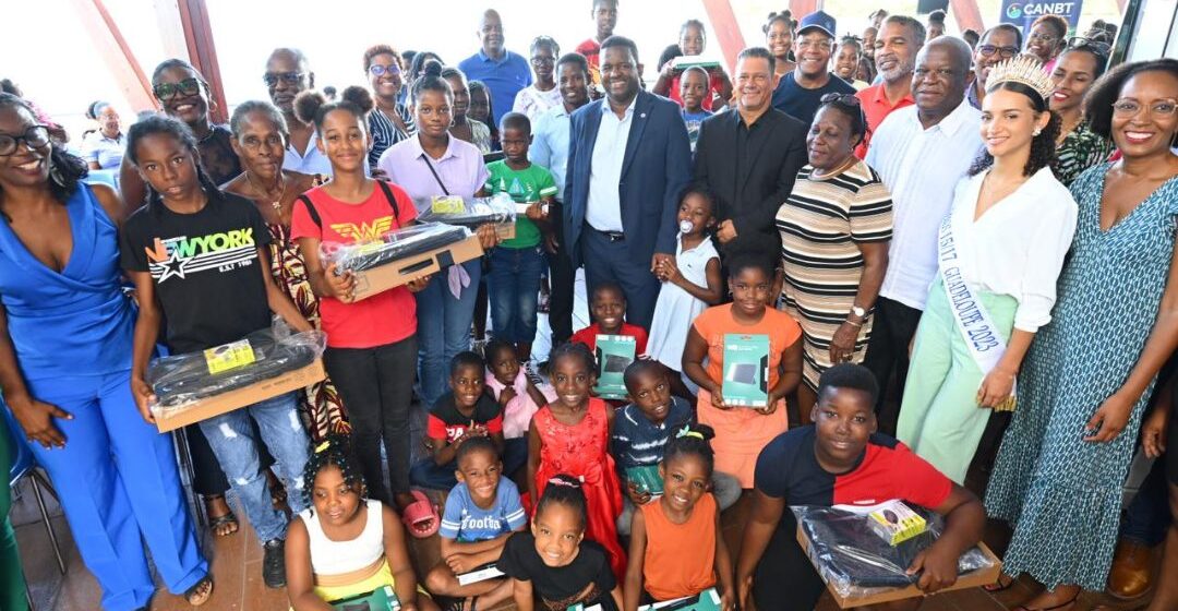 80 écoliers et collégiens ont reçu des ordinateurs et tablettes numériques samedi 23 mars à la base Nautique de Sainte-Rose. Photo : FB Communauté d'Agglomération du Nord Basse-Terre