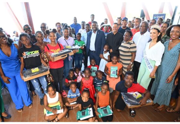 80 écoliers et collégiens ont reçu des ordinateurs et tablettes numériques samedi 23 mars à la base Nautique de Sainte-Rose. Photo : FB Communauté d'Agglomération du Nord Basse-Terre