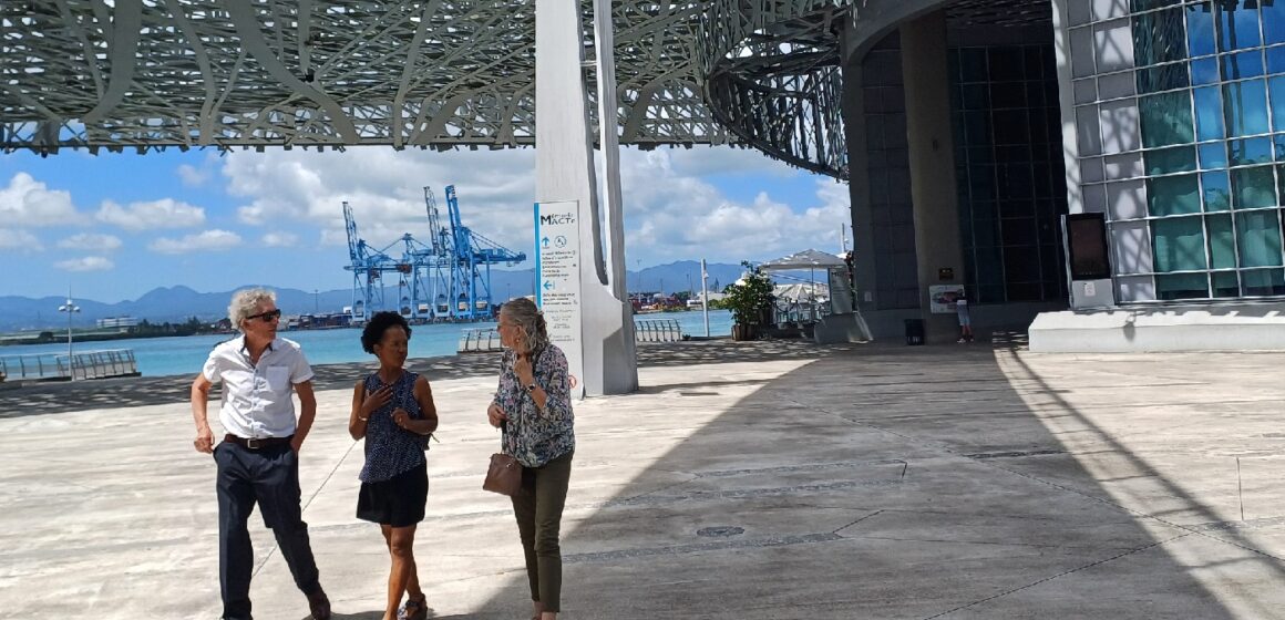 Vendredi 1er mars 2024, des touristes désemparés s’interrogent devant les portes closes du Mémorial acte : « Pourquoi c’est fermé ? C’est fermé le vendredi ?». Photo : Le Courrier de Guadeloupe