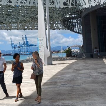 Vendredi 1er mars 2024, des touristes désemparés s’interrogent devant les portes closes du Mémorial acte : « Pourquoi c’est fermé ? C’est fermé le vendredi ?». Photo : Le Courrier de Guadeloupe