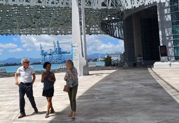 Vendredi 1er mars 2024, des touristes désemparés s’interrogent devant les portes closes du Mémorial acte : « Pourquoi c’est fermé ? C’est fermé le vendredi ?». Photo : Le Courrier de Guadeloupe