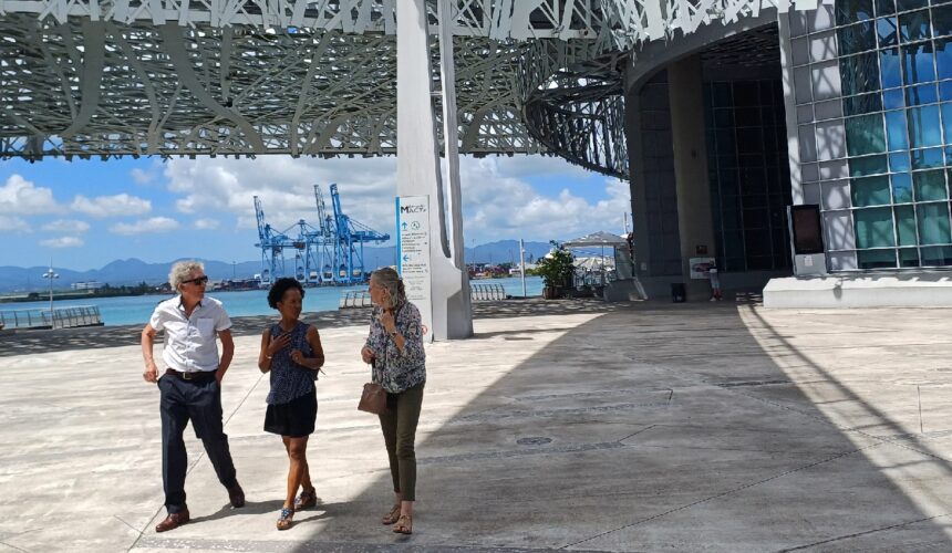 Vendredi 1er mars 2024, des touristes désemparés s’interrogent devant les portes closes du Mémorial acte : « Pourquoi c’est fermé ? C’est fermé le vendredi ?». Photo : Le Courrier de Guadeloupe