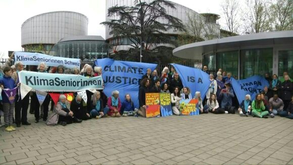 La Cour européenne des droits de l’Homme (CEDH) a rendu mardi 9 avril 2024 un jugement historique en condamnant pour la première fois un État pour inaction climatique, en l’occurrence la Suisse, une décision juridiquement contraignante. Photo : AFP