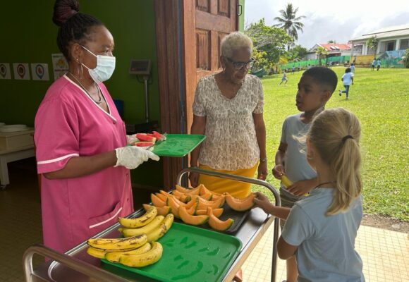 Jusqu’au 3 mai, les élèves des écoles maternelles et élémentaires de Morne-à-l’Eau ont accès à des fruits frais, offerts dans le cadre du projet RécréaFWI. Photo : FB Ville de Morne à l'eau