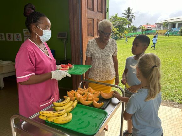 Jusqu’au 3 mai, les élèves des écoles maternelles et élémentaires de Morne-à-l’Eau ont accès à des fruits frais, offerts dans le cadre du projet RécréaFWI. Photo : FB Ville de Morne à l'eau