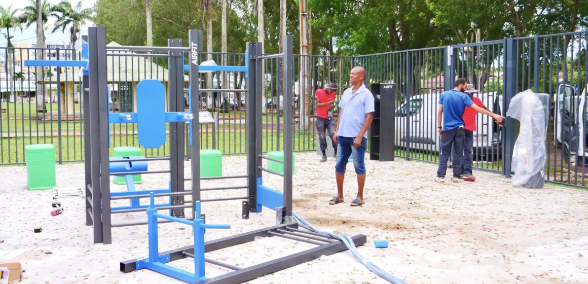 La commune de Lamentin s’équipe d’une aire de fitness extérieure implantée dans le bourg, au parc de la verdure. Photo : Ville Lamentin Guadeloupe