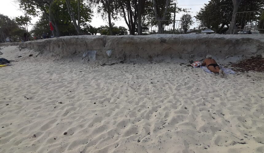 Guadeloupe, Saint-François, plage des Raisins-Clairs, 17 avril 2022. L'érosion a mis au jour au début des années 2010 un ancien cimetière d'esclaves, et les serviettes de plage tutoient les ossements qui affleurent. Photo : Francesca Bertoldi