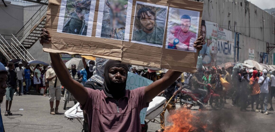 Des centaines de manifestants, dont des citoyens et des policiers du quartier Solino, défilent dans les rues à Port-au-Prince, la capitale d’Haïti, le 12 juin (photo ci-dessus). Ils réclament justice pour les trois policiers anti-gang tués le 9 juin par des gangs alors qu’ils patrouillaient dans une partie de la capitale contrôlée par le chef de gang Jimmy « Barbecue » Cherizier. Photo : Jean Feguens Regala/SIPA/2406131401