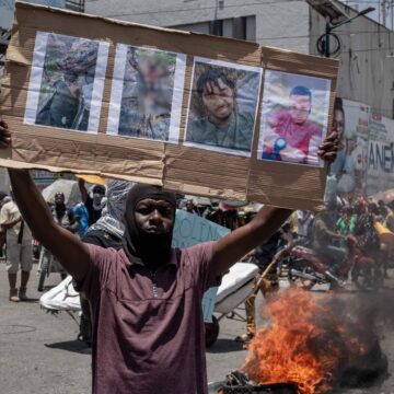 Des centaines de manifestants, dont des citoyens et des policiers du quartier Solino, défilent dans les rues à Port-au-Prince, la capitale d’Haïti, le 12 juin (photo ci-dessus). Ils réclament justice pour les trois policiers anti-gang tués le 9 juin par des gangs alors qu’ils patrouillaient dans une partie de la capitale contrôlée par le chef de gang Jimmy « Barbecue » Cherizier. Photo : Jean Feguens Regala/SIPA/2406131401