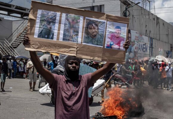 Des centaines de manifestants, dont des citoyens et des policiers du quartier Solino, défilent dans les rues à Port-au-Prince, la capitale d’Haïti, le 12 juin (photo ci-dessus). Ils réclament justice pour les trois policiers anti-gang tués le 9 juin par des gangs alors qu’ils patrouillaient dans une partie de la capitale contrôlée par le chef de gang Jimmy « Barbecue » Cherizier. Photo : Jean Feguens Regala/SIPA/2406131401