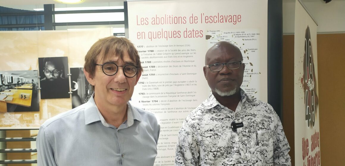 Le directeur des archives départementales de Guadeloupe, Benoît Jullien (à gauche, accueille le 29 mai 2024 Bertin Calixte Biah (à droite), directeur du musée d’histoire de Ouidah au Bénin, lors d'une visite des archives à Bisdary, Gourbeyre. Photo : X Véronique Parmentier DR
