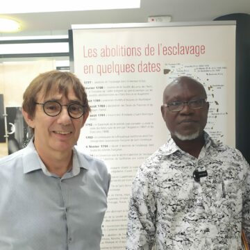 Le directeur des archives départementales de Guadeloupe, Benoît Jullien (à gauche, accueille le 29 mai 2024 Bertin Calixte Biah (à droite), directeur du musée d’histoire de Ouidah au Bénin, lors d'une visite des archives à Bisdary, Gourbeyre. Photo : X Véronique Parmentier DR