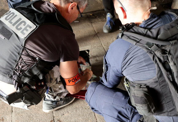 La CRS 8 est déployée pour lutter contre les trafics de drogues dans le quartier Pissevin. Le maire de Nîmes Jean-Paul Fournier a pris la décision lundi de fermer la médiathèque à la suite des pressions exercées sur le personnel par des trafiquants de drogue. Photo : Alain Robert / Sipa / 2306071911