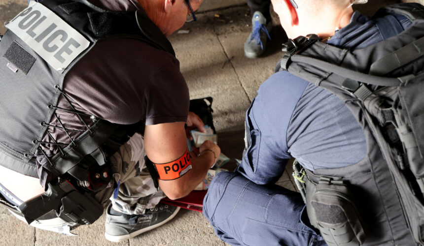 La CRS 8 est déployée pour lutter contre les trafics de drogues dans le quartier Pissevin. Le maire de Nîmes Jean-Paul Fournier a pris la décision lundi de fermer la médiathèque à la suite des pressions exercées sur le personnel par des trafiquants de drogue. Photo : Alain Robert / Sipa / 2306071911