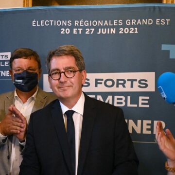 Candidat du parti de droite Les Républicains (LR) dans la région Grand Est, Jean Rottner prononce un discours après sa réélection au second tour des élections régionales françaises à Strasbourg, dans l'est de la France, le 27 juin 2021. / AFP / Frederick Florin