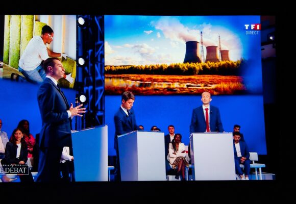 A cinq jours du 1er tour des élections législatives anticipées, Jordan Bardella pour le Rassemblement national, Gabriel Attal pour le camp présidentiel, Manuel Bompard de LFI pour le Nouveau Front populaire débattent sur TF1 à la télévision ce mardi 25 juin 2024 au soir. Photo :Jeanne Accorsini / Sipa / 2406252250