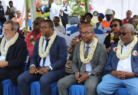 Le ministre chargé de l’Outre-Mer Jean-François Carenco (à gauche) en visite à Mayotte le 23 août 2022 sur le site du chantier Caribus, en présence du président de la communauté d’agglomération Cadema, Rachadi Saindou (2e depuis la gauche) et du 1er vice-président du conseil départemental, Salime Mdéré (3e depuis la gauche). Photo : FB Département de Mayotte