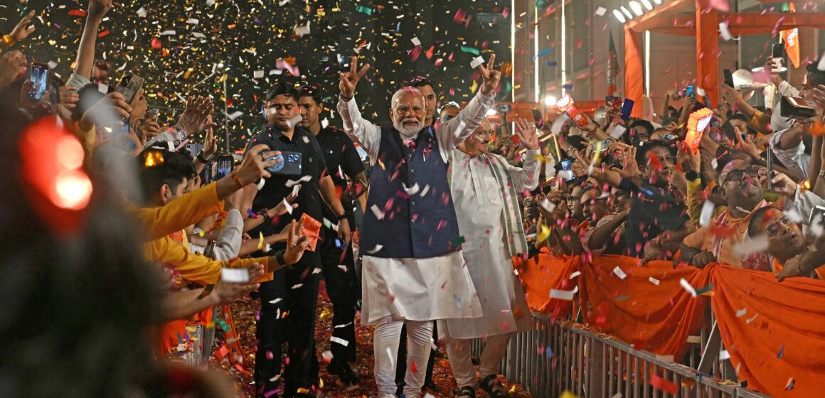 Narendra Modi affiche un signe de victoire au siège de son parti Bharatiya Janata à New Delhi ce mardi 4 juin 2024 pour célébrer la victoire de son parti et ses alliés aux élections parlementaires du pays. Photo Arun Sankar / AFP