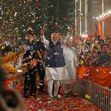 Narendra Modi affiche un signe de victoire au siège de son parti Bharatiya Janata à New Delhi ce mardi 4 juin 2024 pour célébrer la victoire de son parti et ses alliés aux élections parlementaires du pays. Photo Arun Sankar / AFP