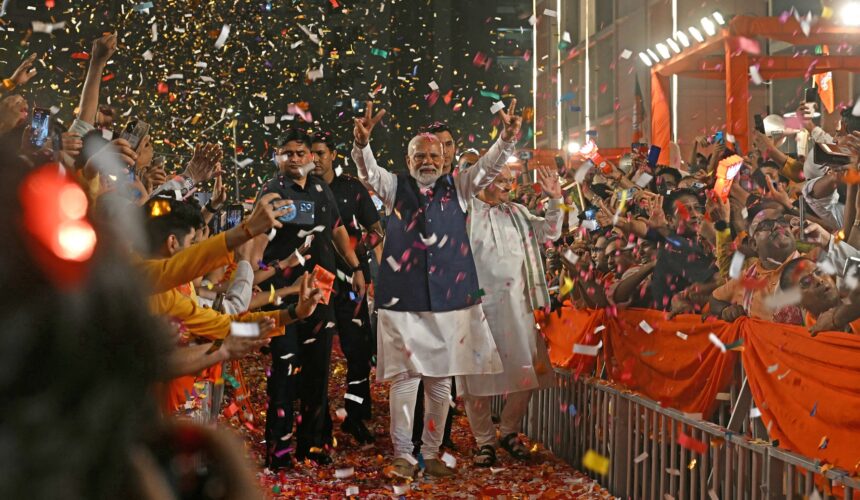 Narendra Modi affiche un signe de victoire au siège de son parti Bharatiya Janata à New Delhi ce mardi 4 juin 2024 pour célébrer la victoire de son parti et ses alliés aux élections parlementaires du pays. Photo Arun Sankar / AFP