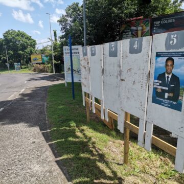 Vendredi 21 juin 2024 au rond point de Destrellan à Baie-Mahault, dans la 2e circonscription, seul un candidat a apposé son affiche pour les élections législatives. Photo : Le Courrier de Guadeloupe