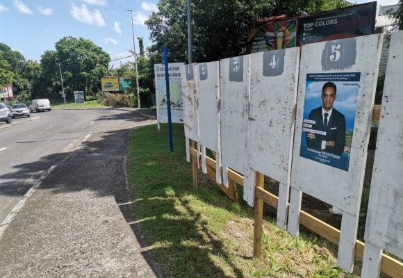 Vendredi 21 juin 2024 au rond point de Destrellan à Baie-Mahault, dans la 2e circonscription, seul un candidat a apposé son affiche pour les élections législatives. Photo : Le Courrier de Guadeloupe