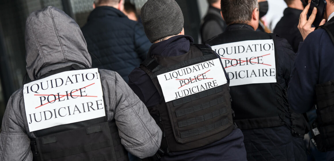 Le 16 mars 2023, des policiers judiciaires sont rassemblés lors d'une manifestation contre la réforme prévue de la police judiciaire (PJ) devant le palais de justice de Nantes, dans l'ouest de la France. Ils s’opposent à la réforme qui verrait le risque d'un 'nivellement par le bas' de la prestigieuse police judiciaire, chargée des crimes et des enquêtes les plus complexes. Photo :Sébastien Salom-Gomis / Sipa / 2303161323Photo :Sébastien Salom-Gomis / Sipa / 2303161323