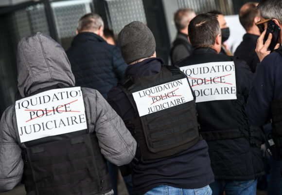 Le 16 mars 2023, des policiers judiciaires sont rassemblés lors d'une manifestation contre la réforme prévue de la police judiciaire (PJ) devant le palais de justice de Nantes, dans l'ouest de la France. Ils s’opposent à la réforme qui verrait le risque d'un 'nivellement par le bas' de la prestigieuse police judiciaire, chargée des crimes et des enquêtes les plus complexes. Photo :Sébastien Salom-Gomis / Sipa / 2303161323Photo :Sébastien Salom-Gomis / Sipa / 2303161323