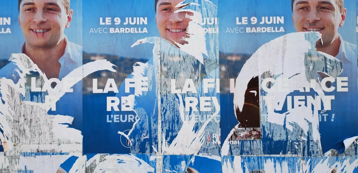 Affiche de campagne déchirées du Rassemblement national au premier tour des législatives anticipées de juin 2024