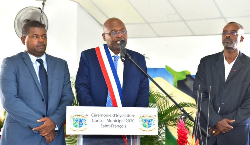 « Merci. Maintenant, au travail » disait Bernard Pancrel après son intronisation dans le fauteuil de maire de Saint-François le 4 juillet 2020 avec ici en photo à sa gauche l’exécutif régional Ary Chalus, et sa droite l’exécutif départemental Guy Losbar. Photo : FB Bernard Pancrel