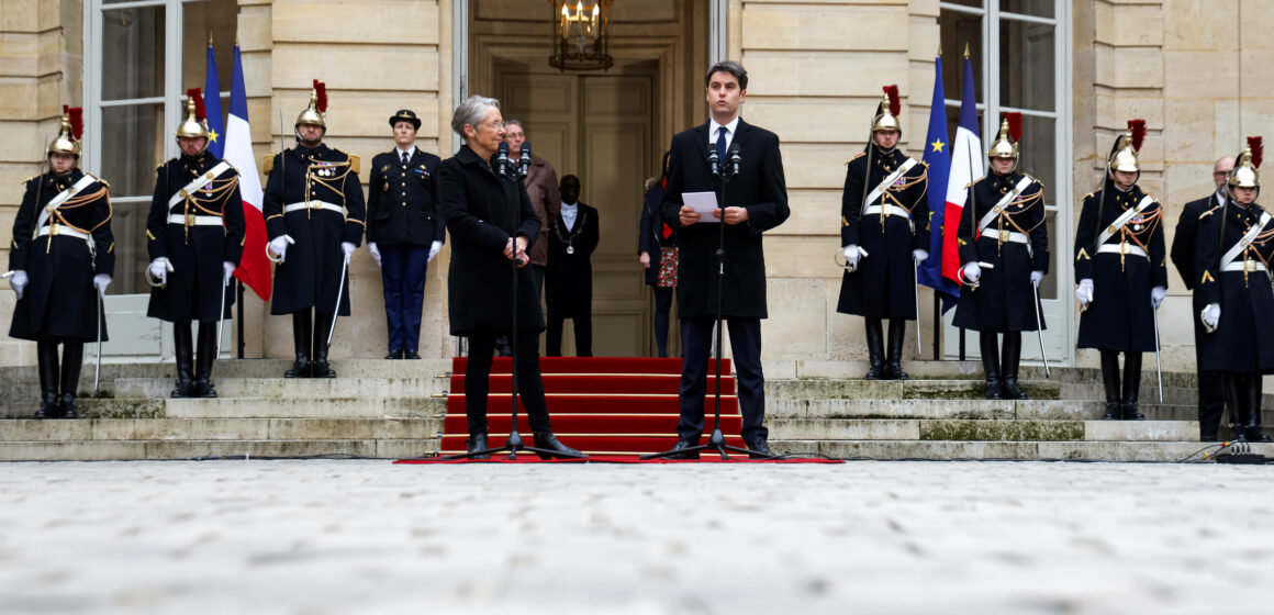 Mardi 9 janvier, dans la cour de Matignon, la Première ministre sortante Elisabeth Borne, à gauche sur la photo ci-dessus, écoute Gabriel Attal s'exprimer après la cérémonie de passation de pouvoir. Photo: Thibault Camus / AP / Sipa