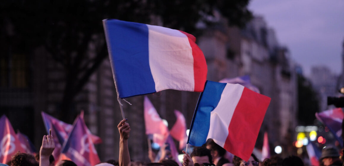 Des milliers de soutiens du Nouveau front populaire sont réunis au soir du premier tour des élections législatives, Place de la République à Paris, le 30 juin pour lancer la campagne du second tour et contre l'extrême droite et le Rassemblement National. Crédit : Anton Karliner / Sipa / 2406302242