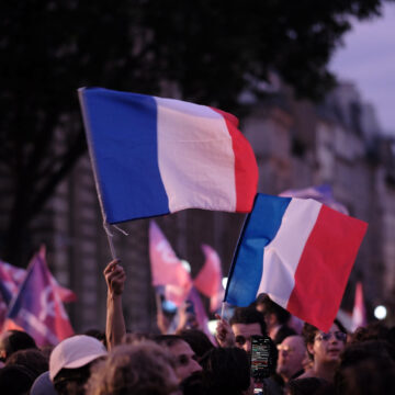 Des milliers de soutiens du Nouveau front populaire sont réunis au soir du premier tour des élections législatives, Place de la République à Paris, le 30 juin pour lancer la campagne du second tour et contre l'extrême droite et le Rassemblement National. Crédit : Anton Karliner / Sipa / 2406302242