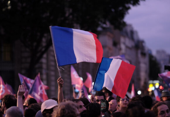 Des milliers de soutiens du Nouveau front populaire sont réunis au soir du premier tour des élections législatives, Place de la République à Paris, le 30 juin pour lancer la campagne du second tour et contre l'extrême droite et le Rassemblement National. Crédit : Anton Karliner / Sipa / 2406302242