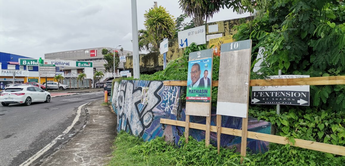 Les panneaux pour le second tour des législatives anticipées sont au nombre de 2 candidats, comme ici, mercredi 3 juillet à Moudong, Baie-Mahault, dans la 3ème circonscription, la plus scrutée de Guadeloupe, où s’affrontent le député sortant centriste Liot Max Mathiasin et le candidat d'extrême droite du Rassemblement national Rody Tolassy.