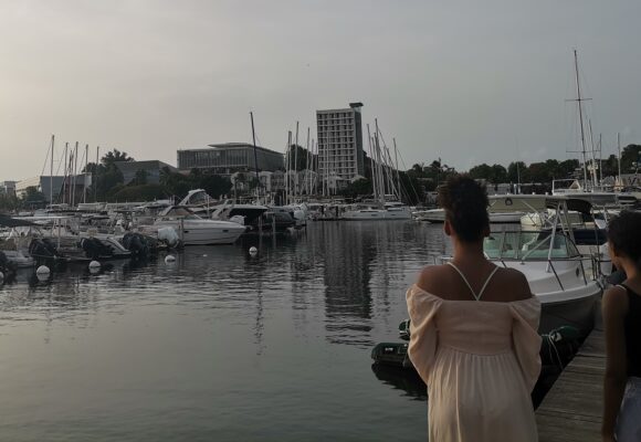 Vu du campus de Fouillole, université des Antilles, depuis la Marina de Pointe-à-Pitre