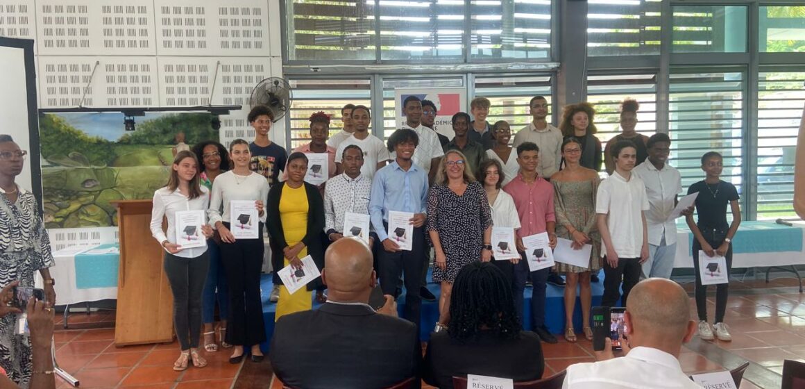 Cérémonie de récompenses en faveur du meilleur bachelier de chaque établissement de Guadeloupe, le 9 juillet au lycée hôtelir au Gosier. Photo : Le Courrier de Guadeloupe